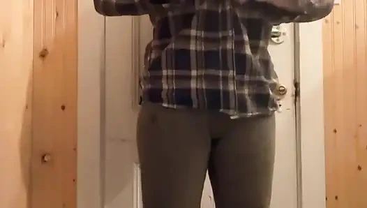 Hana Nimmt Eine Tasse Wasser, Putzt Ihre Muschi Im Badezimmer