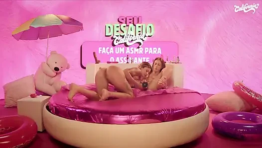 Lesbian muda rambut pirang lagi asik masturbasi dan