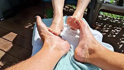 Pijat minyak di kaki kami untuk kami saat kami bersantai