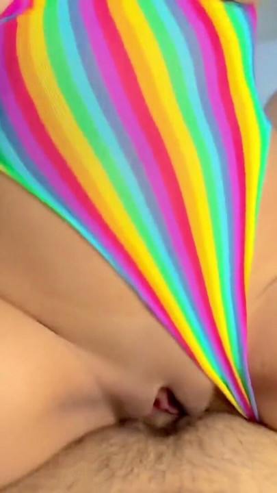Minha meia-irmã me seduz com sua lingerie arco-íris e eu sempre me apaixono por ela para me dar sua vagina | Clipe 1