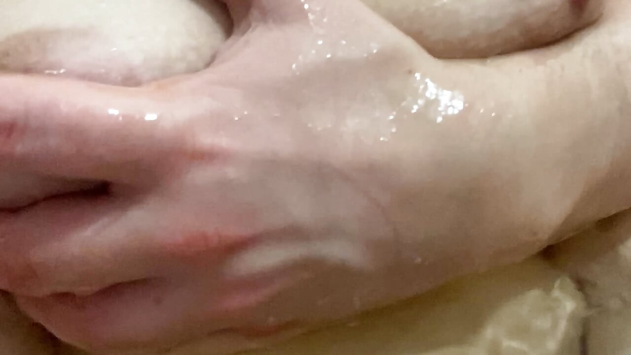 El sexo anal por la mañana ama a una chica con grandes tetas