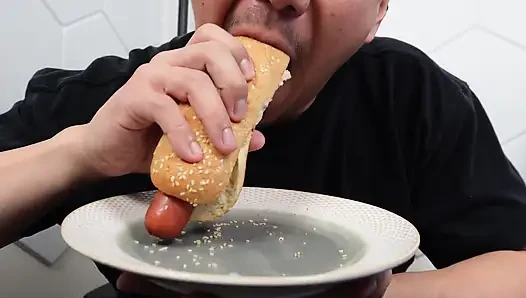 Döl dolu hotdog asmr yiyor