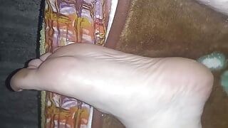 Vuile voeten bedekt met sperma