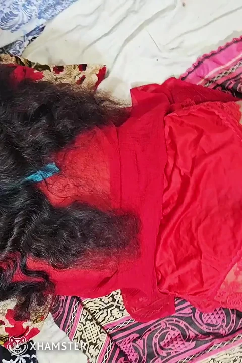 Kırmızı Giyinmiş Desi Üvey Kız Kardeş Domalarak Sikiliyor
