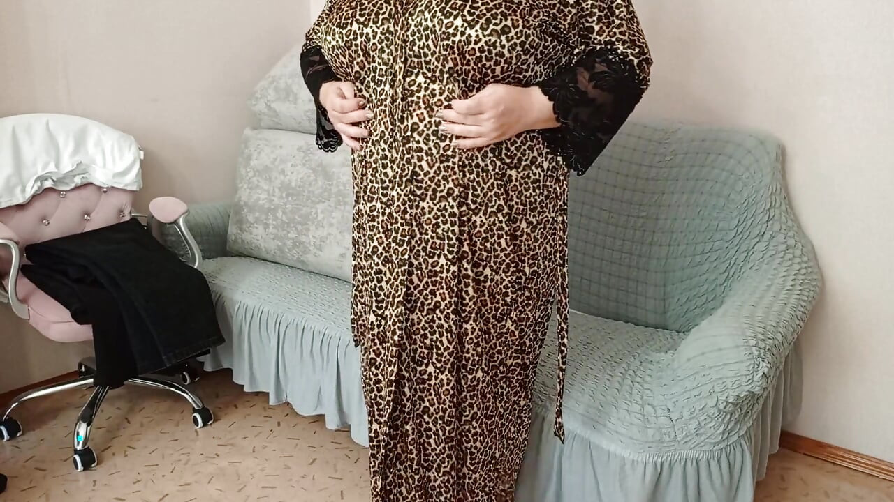 Iubita cu țâțe mari se mângâie în fața camerei