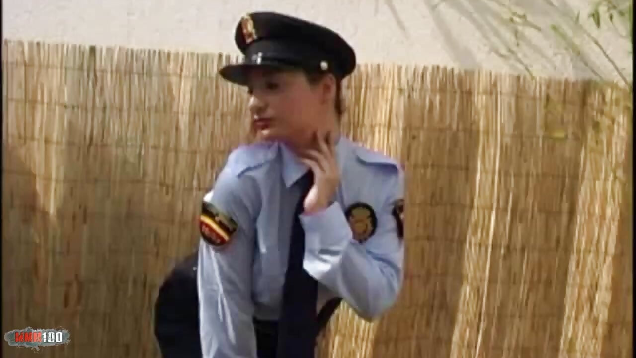 Εύα: Όμορφη μελαχρινή με μεγάλα βυζιά Η Εύα γυμνώνεται