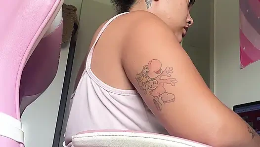 Пухлая девушка в домашнем офисе, натуральная громко вибратором на компьютере