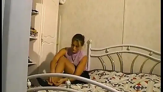 Молодую блондинку с большими грудями издеваются друзья ее сводного брата!