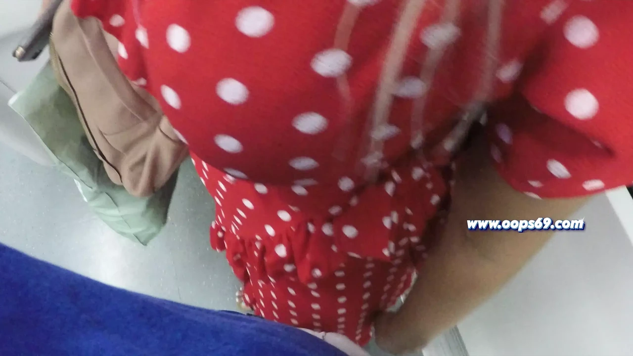 在火车上抚摸他的鸡巴，看看他的反应，他很喜欢！