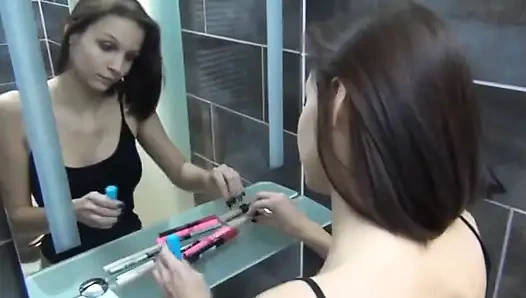 Dia baru saja akan merias wajah, dia akan menidurinya