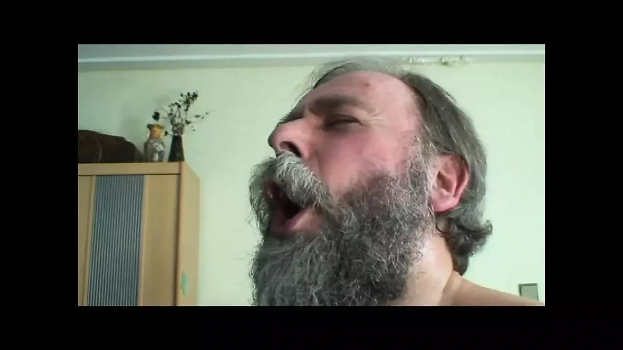 非常漂亮的热辣青少年被成熟的鸡巴性交和射在嘴里（完整电影）