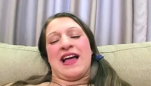 Cewek hot rambut cokelat lagi asik muasin memeknya pakai mainan seks - close up