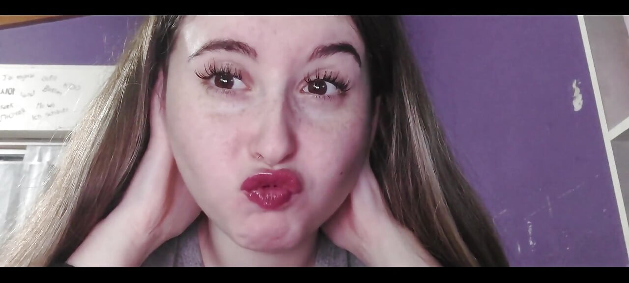 집을 떠나기 전에 핑크 립스틱