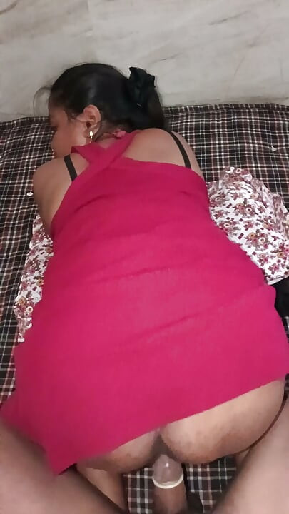서양식 드레스를 입은 인디언 통통한 여친과의 섹스