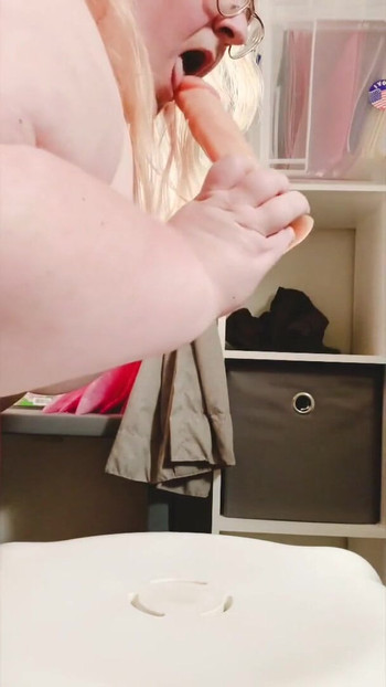 Zapanjujući trenutak iz "SSBBW Dildo Riding"