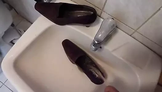 Eşinin kırmızı ayakkabısına işemek
