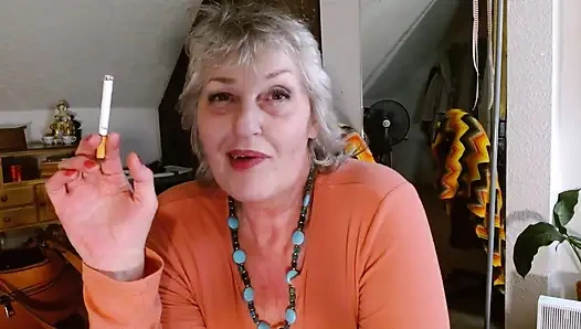 1381 akşam yemeğinden sonra paul ile sigara içiyor