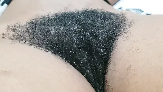 Momen tante semok dengan memek berbulu amatir ini dientot habis-habisan