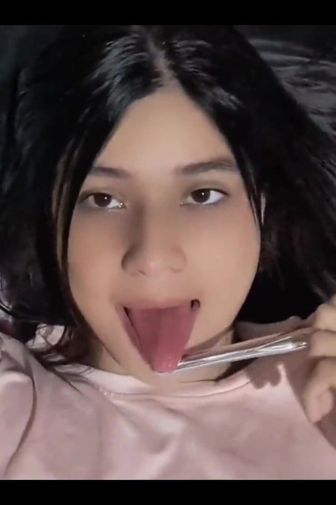 20 yaşındaki kız büyük göğüslerini İngilizce öğretmenine gösteriyor