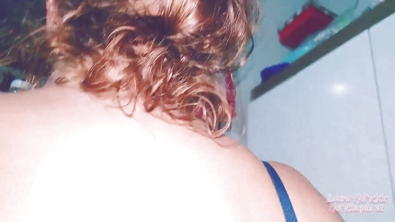 Stoute roodharige buurvrouw zuigt en springt op lul