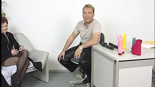 Cewek itu nyepong kontol kaya pelacur jalang