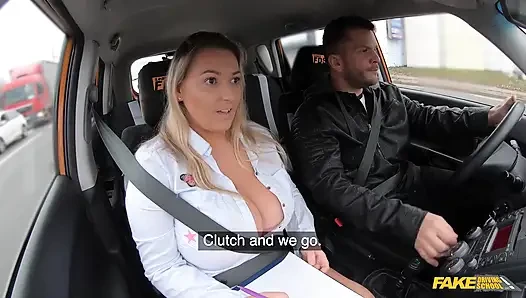 Fake driving school - crystal swift zeigt ihre titten, um einen führerschein zu machen