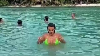 Kim Kardarshian se ve tan caliente en bikini
