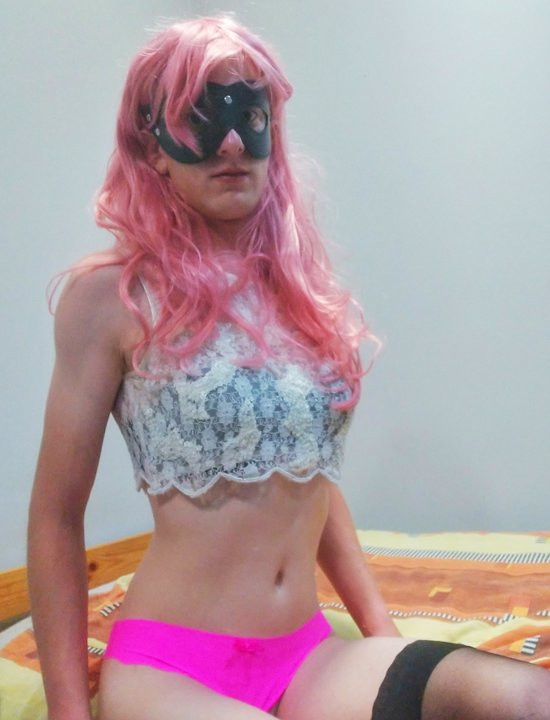 Pinkhair femboy мастурбує ділдо