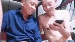 Vecchi uomini cinesi che scopano a casa