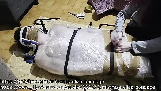 Мучение вонючими ступнями из пластиковой фольги