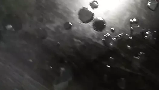 Brad bir masaya ateş ediyor