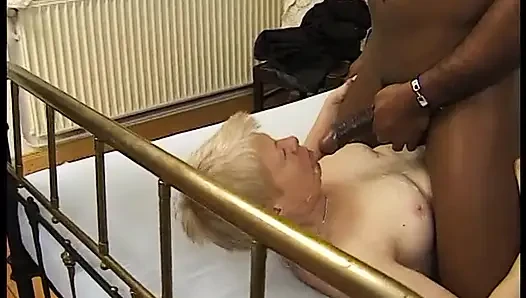 Azgın nine zenci adamın yarağını yalıyor ve sikiyor