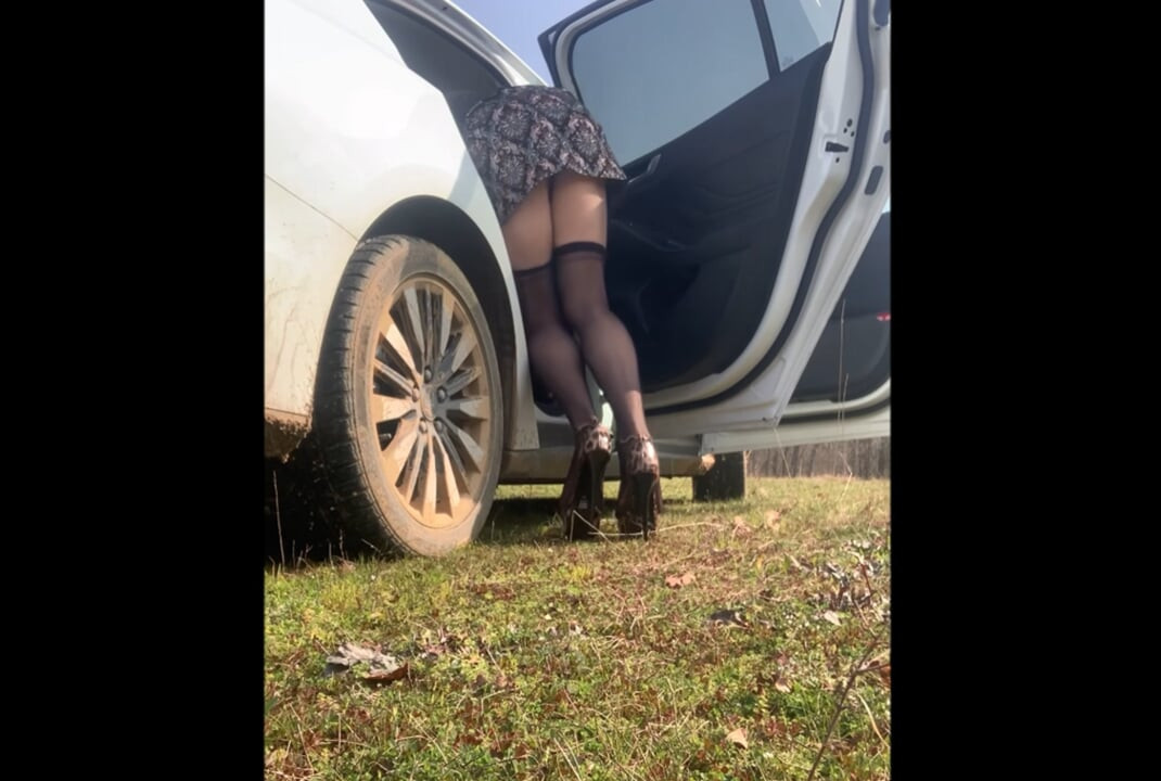 The taxi driver fucked me in a public place