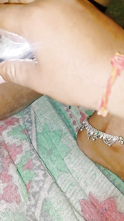 Akeli bhabhi ne chut ki chudai toy se kiya