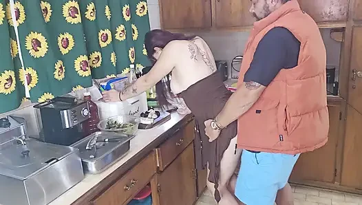 Быстрый трах на кухне