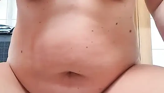 Amcığıma ve meme uçlarıma kıskaçlarla işkence etmeyi gerçekten seviyorum! Beni tahrik ediyor ama efendim gelmeme izin vermiyor