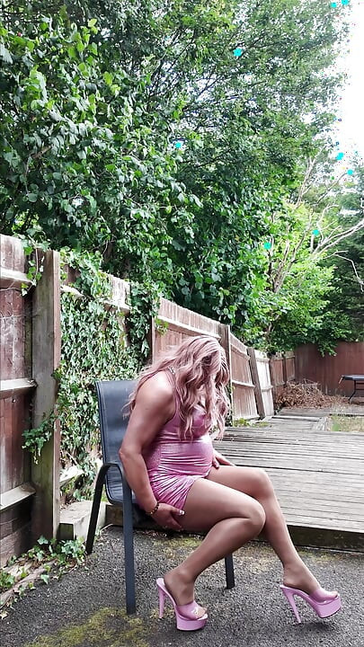 Crossdresser kellycd2022 în rochia mea roz lucioasă, ciorapi și tocuri fără cusături