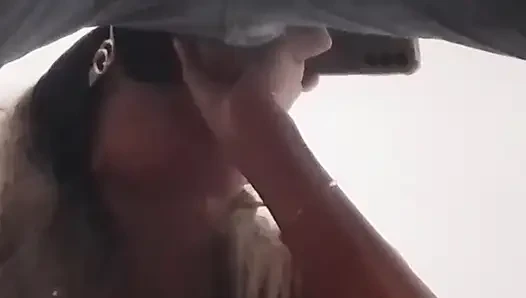 Tante sange ini lagi asik nyepong kontol sampai dicrot di mulut