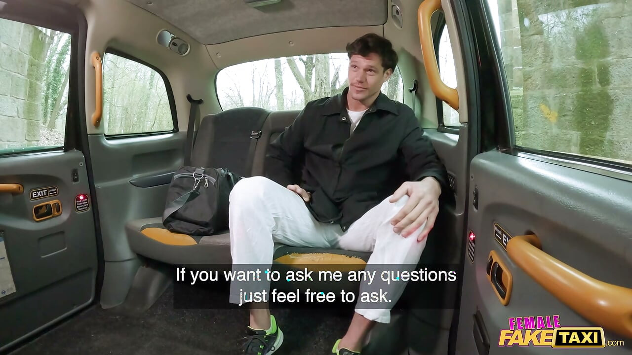 Sexy MILF får massasje og dyp vaginal knulling som betaling - Female Fake Taxi