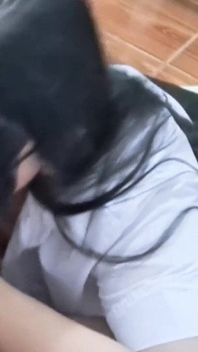 Une étudiante thaïlandaise a été frappée par un radeau à lait. | Clip 1