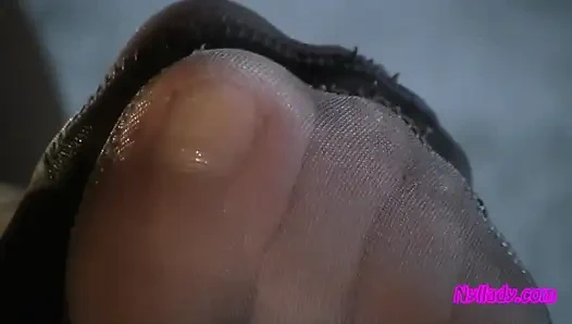 Ich schieße mich selbst im spiegel und spiele mit meinen füßen