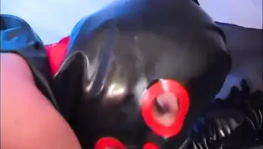 Seksi lateks piliç azgın züppesinden götten sikiliyor