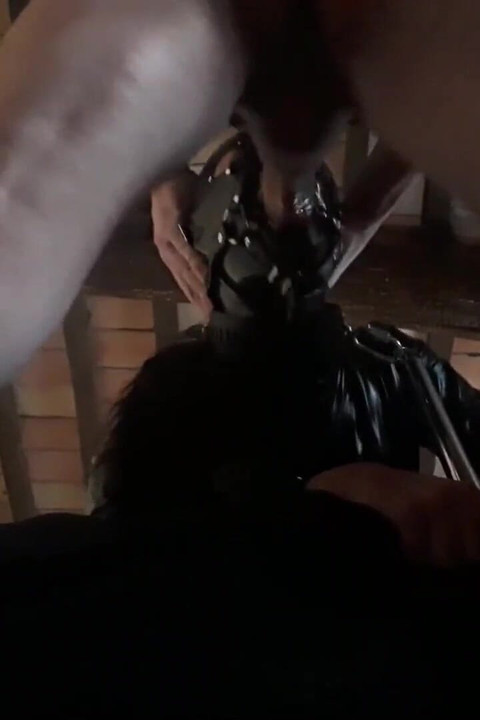 Laura XXX amadora modelo 2021 amarrada a uma máquina e garganta