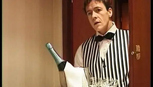 Сногсшибательная сучка с большими сиськами скачет на большом твердом члене и дрочит сиськами