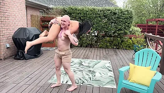 Обнаженный лифт и переноска с участием Nadia White и Baxxx