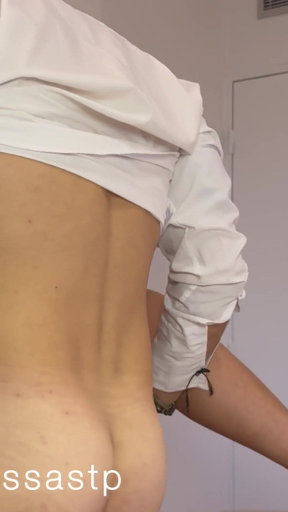 空姐在飞行后和一名乘客一起来到酒店房间 | 短片 1