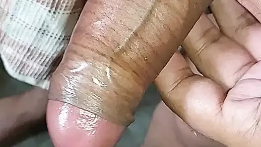 Au ralenti, ma bite indienne devant la webcam