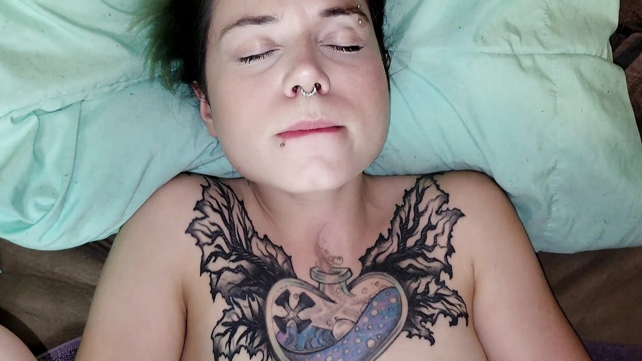 Chupando polla mientras folla enorme polla ¡Linda lo consigue en ambos extremos!