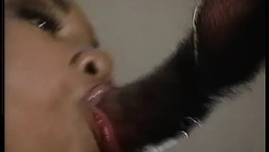 Tante sange ini lagi asik fingering memeknya yang menetes sampai muncrat banyak banget