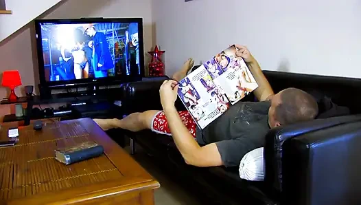 Зияющую киску отфистили, глубоко течет соки повсюду